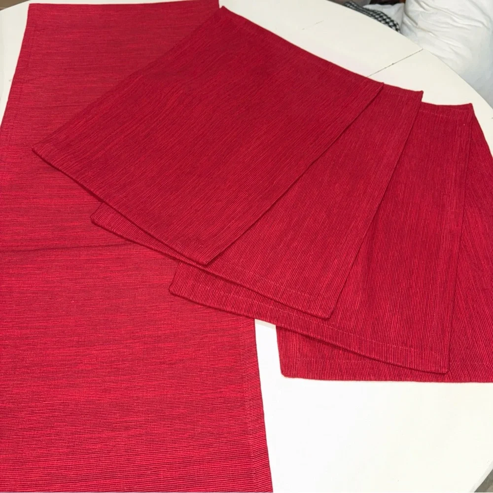 Crate&Barrel Aspen Rich Red Table Runner and 4-Placemats Set